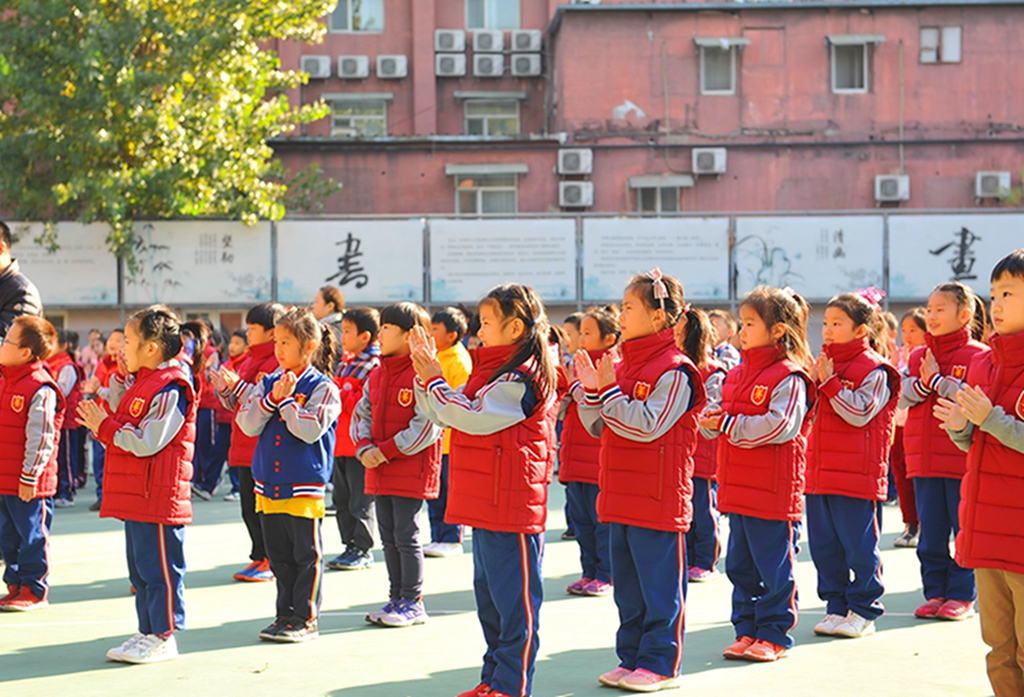 4孩子们热烈鼓掌.jpg