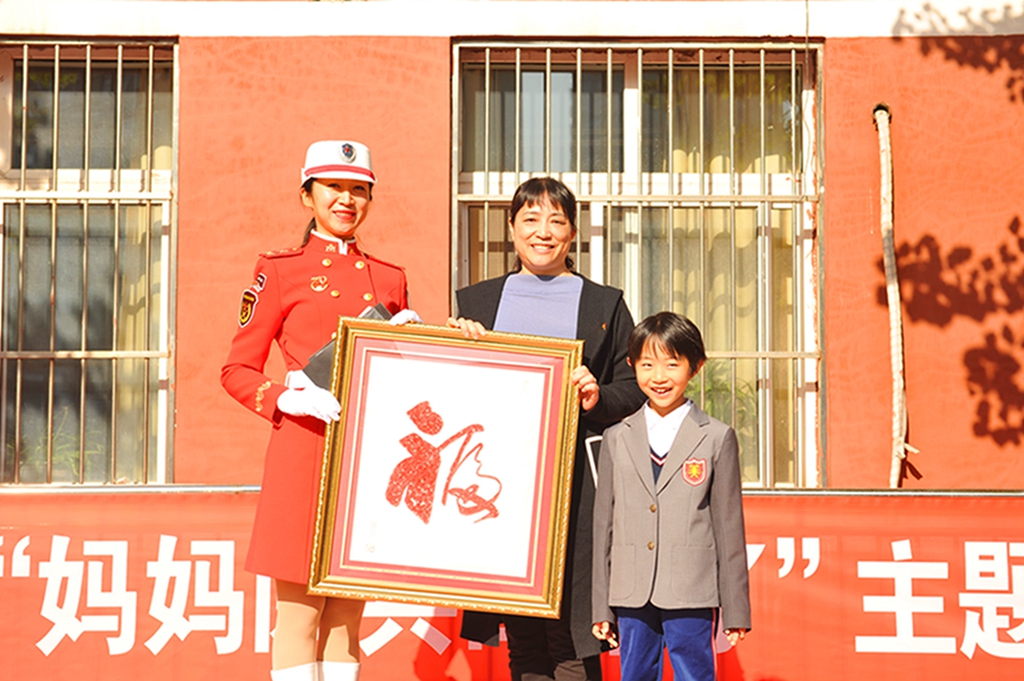 5于亚萍书记给李雁南同志全家送福.jpg