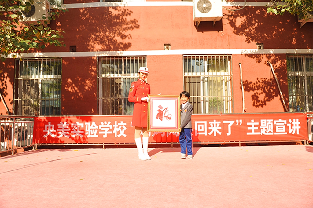 6雁南妈妈和刘琳灿小同学温馨合影.jpg