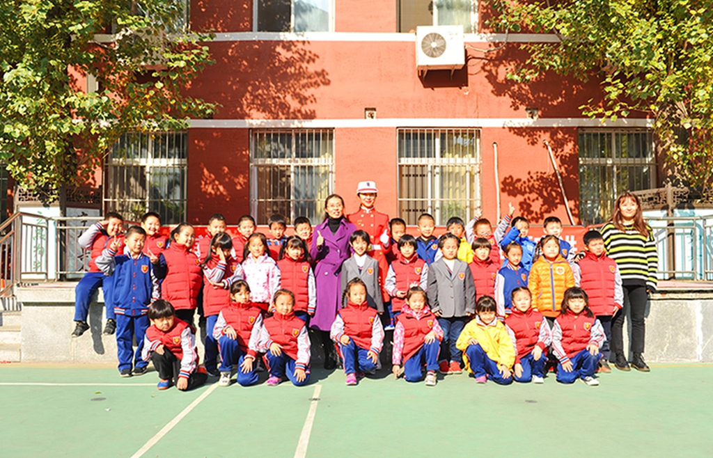 7李雁南同志和孩子所在的班级孩子们合影.jpg