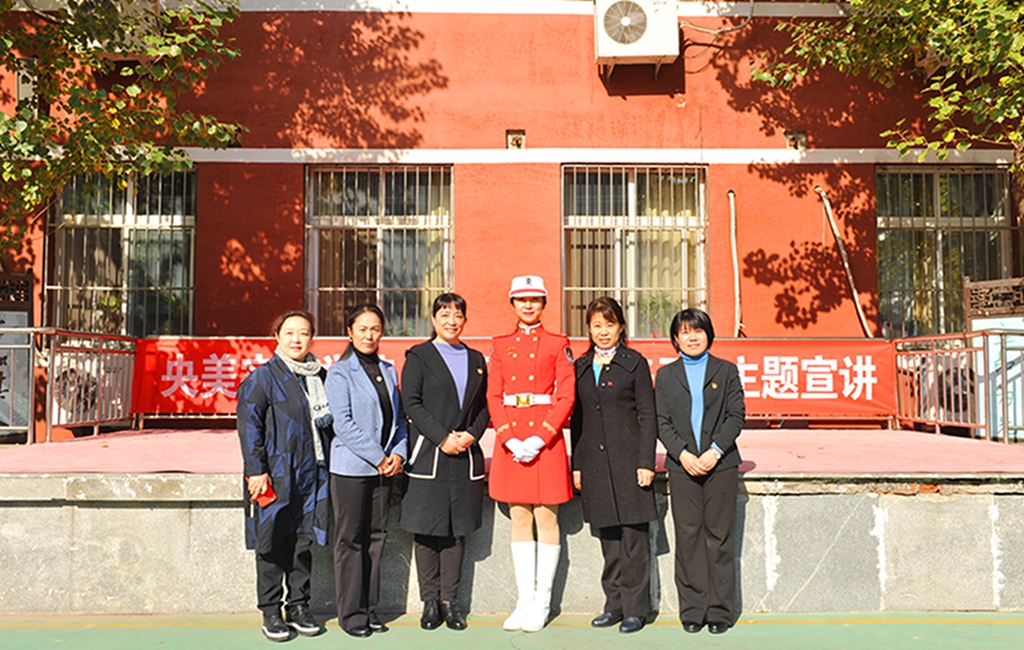 9李雁南同志与学校领导和教师合影.jpg
