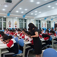 央美实验学校召开教学研讨会